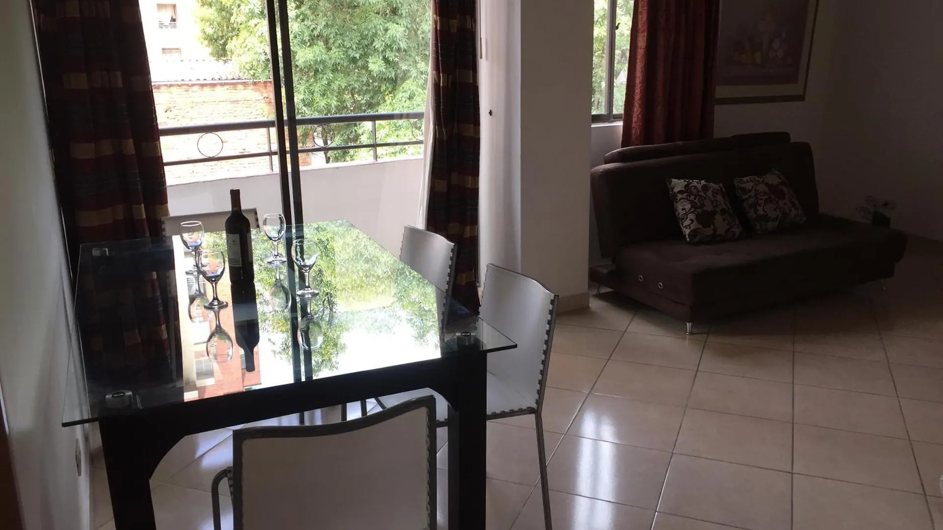 Excelente, moderno, amoblado y bien ubicado apartamento en Laureles, Medellín