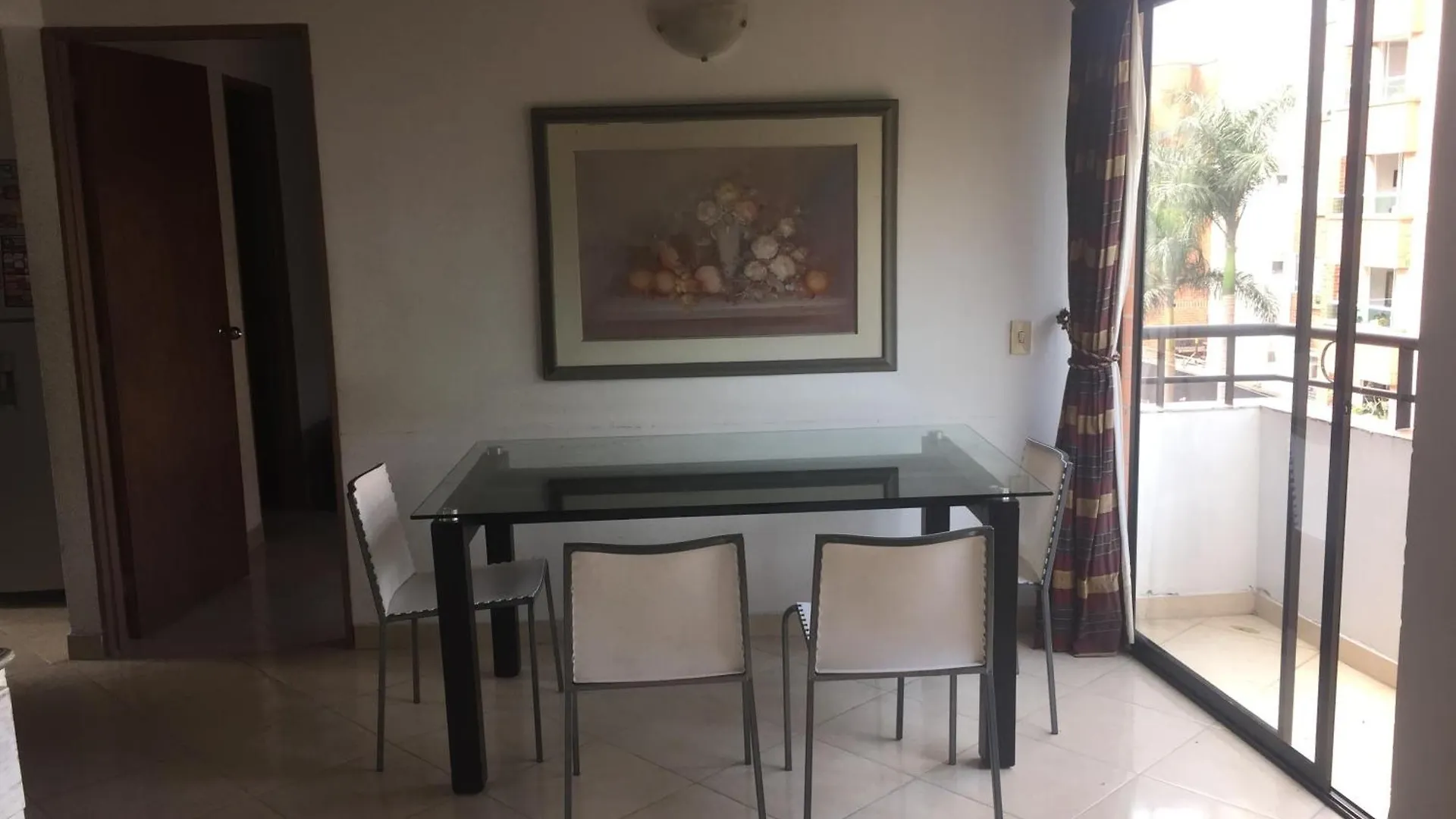 Excelente, moderno, amoblado y bien ubicado apartamento en Laureles, Medellín