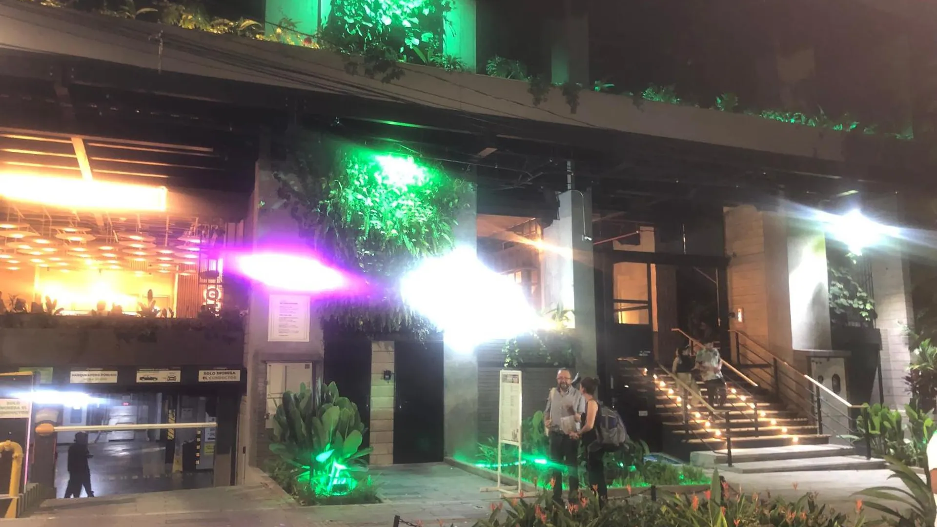 Bueno Y Amplio Apartamento En El Barrio Mas Cool Del Mundo , Laureles Medellin Colombia